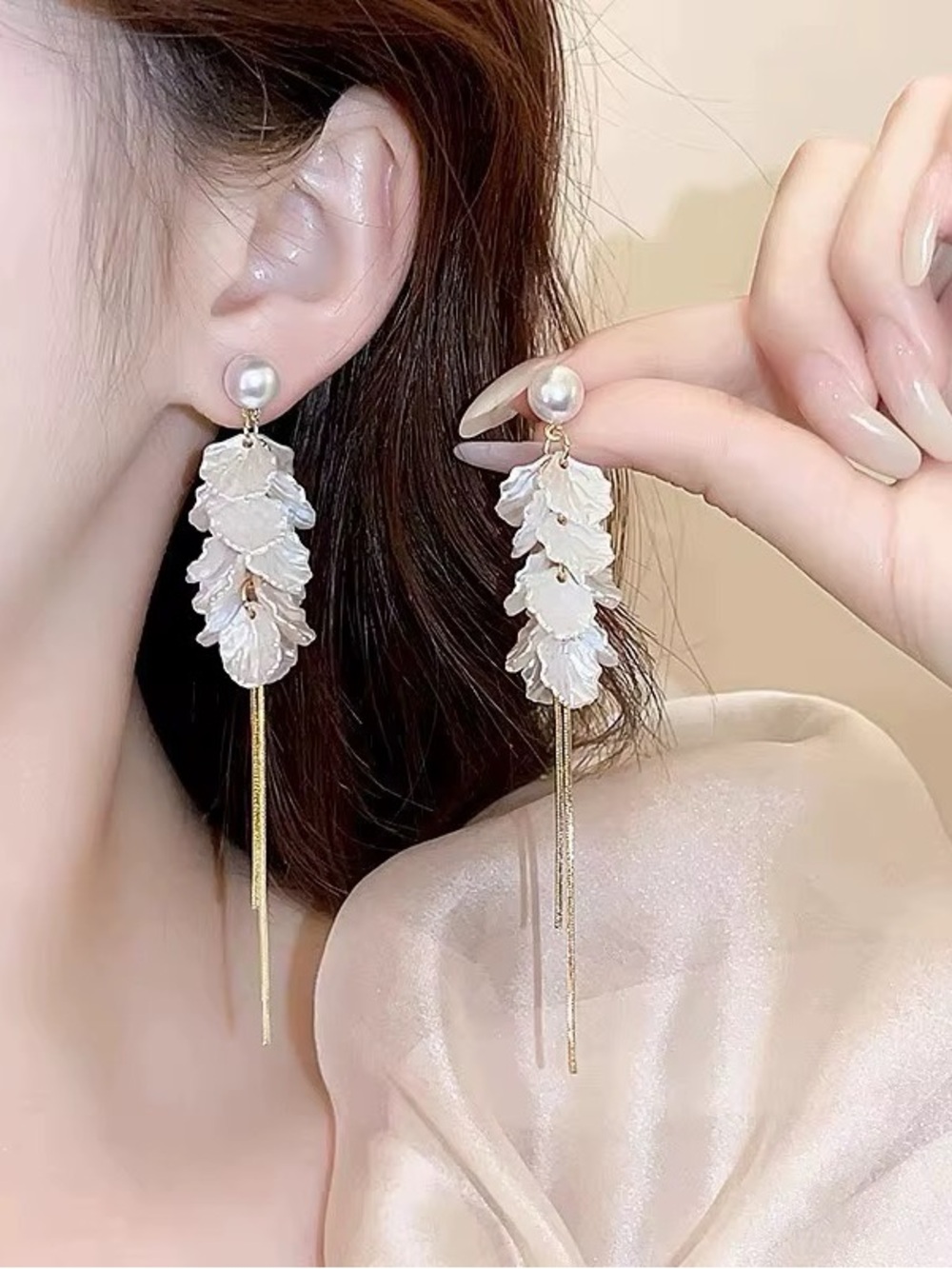 **Exquisite Pearl Drop White Floral Dangle Earrings with Gold Tassels